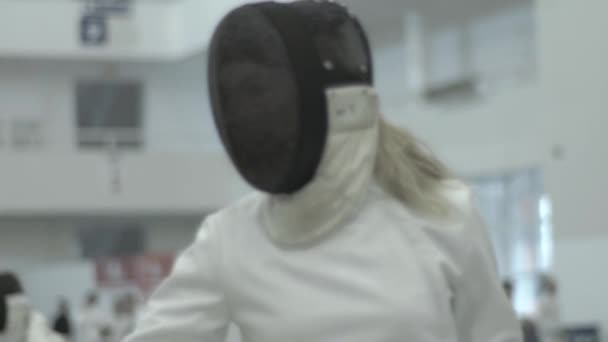 Fäktning. Fencer under en duell. Sakta i backarna. Kiev. Ukraina — Stockvideo