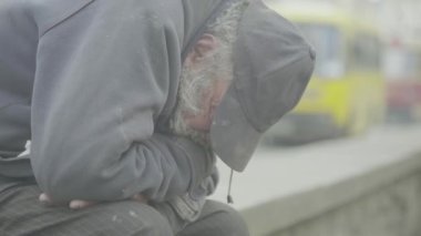 Dilenci evsiz serseri. Yoksulluk. Serserilik. Kyiv. Ukrayna.