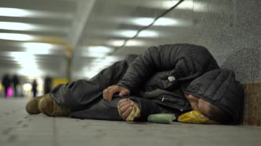 Dilenci evsiz serseri. Yoksulluk. Serserilik. Kyiv. Ukrayna.