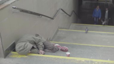 Dilenci evsiz serseri. Yoksulluk. Serserilik. Kyiv. Ukrayna.