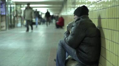 Dilenci evsiz serseri. Yoksulluk. Serserilik. Kyiv. Ukrayna.