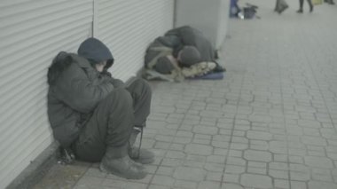 Dilenci evsiz serseri. Yoksulluk. Serserilik. Kyiv. Ukrayna.