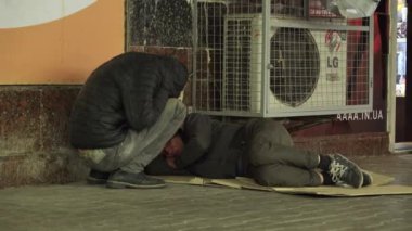 Dilenci evsiz serseri. Yoksulluk. Serserilik. Kyiv. Ukrayna.
