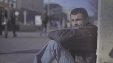 Dilenci evsiz serseri. Yoksulluk. Serserilik. Kyiv. Ukrayna.