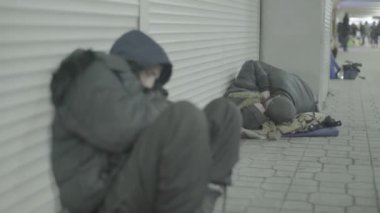 Dilenci evsiz serseri. Yoksulluk. Serserilik. Kyiv. Ukrayna.