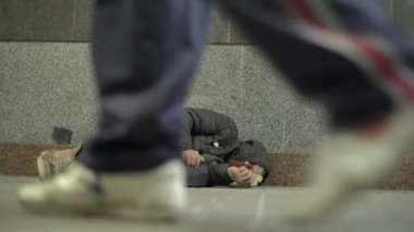 Dilenci evsiz serseri. Yoksulluk. Serserilik. Kyiv. Ukrayna.