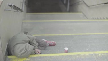 Dilenci evsiz serseri. Yoksulluk. Serserilik. Kyiv. Ukrayna.