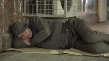 Dilenci evsiz serseri. Yoksulluk. Serserilik. Kyiv. Ukrayna.