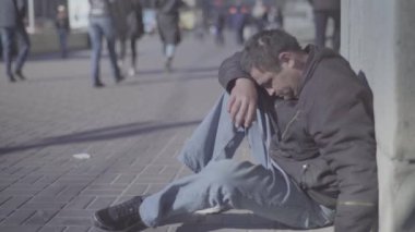 Dilenci evsiz serseri. Yoksulluk. Serserilik. Kyiv. Ukrayna.