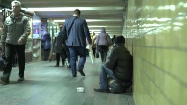 Dilenci evsiz serseri. Yoksulluk. Serserilik. Kyiv. Ukrayna.
