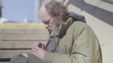 Dilenci evsiz serseri. Yoksulluk. Serserilik. Kyiv. Ukrayna.