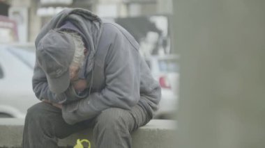 Dilenci evsiz serseri. Yoksulluk. Serserilik. Kyiv. Ukrayna.