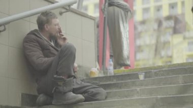 Dilenci evsiz serseri. Yoksulluk. Serserilik. Kyiv. Ukrayna.