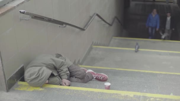 भिखारी बेघर आदमी कुश्ती। गरीबी। अलौकिकता कीव। यूक्रेन . — स्टॉक वीडियो
