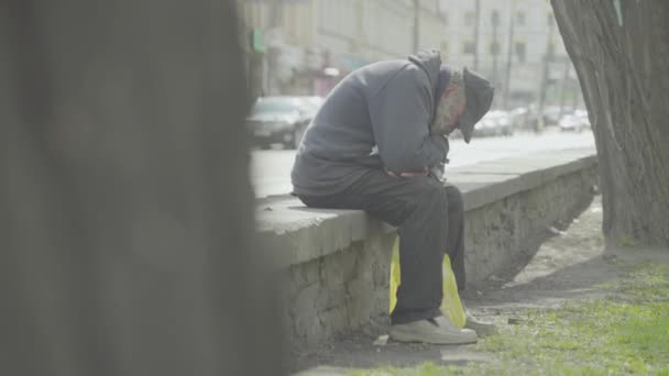 Een dakloze zwerver. Armoede. Vagrantie. Kiev. Oekraïne. — Stockvideo