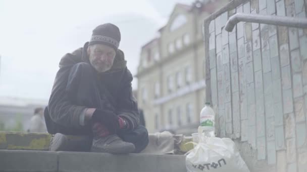 Нищий бездомный бродяга. Бедность. Бродяжничество. Киев. Украина. — стоковое видео