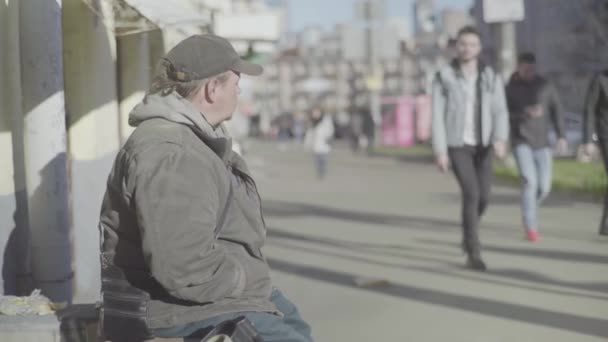 Bezdomny żebrak włóczęga. Ubóstwo. Włóczęgostwo. Kijów. Ukraina. — Wideo stockowe