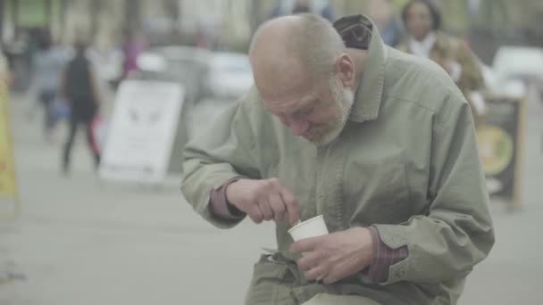 Žebrák bezdomovec tulák. Chudoba. Potulka. Kyjev. Ukrajina. — Stock video