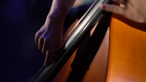 Männlicher Cellist, der im Dunkeln auf der Bühne Cello spielt. Kiew. Ukraine — Stockvideo
