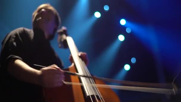 Hombre violonchelista tocando el violonchelo en el escenario en la oscuridad. Kiev. Ucrania — Vídeos de Stock