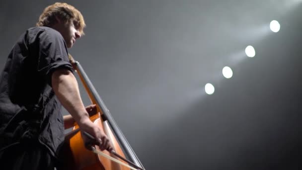 Man cellist speelt cello op het podium in het donker. Kiev. Oekraïne — Stockvideo