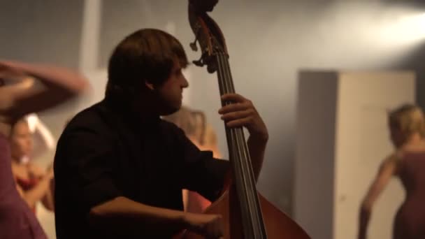 Man cellist speelt cello op het podium in het donker. Kiev. Oekraïne — Stockvideo