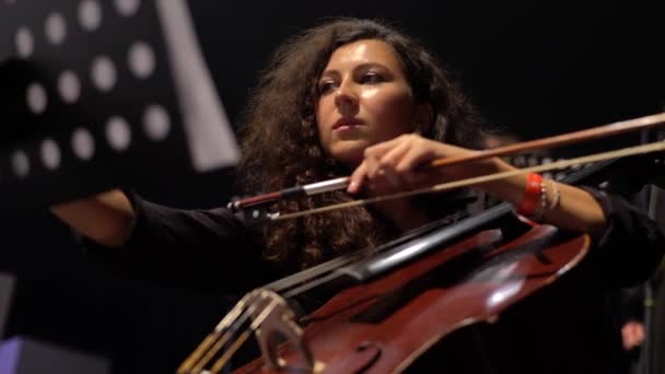 Mulher violoncelo tocando violoncelo close-up. Kiev. Ucrânia — Vídeo de Stock