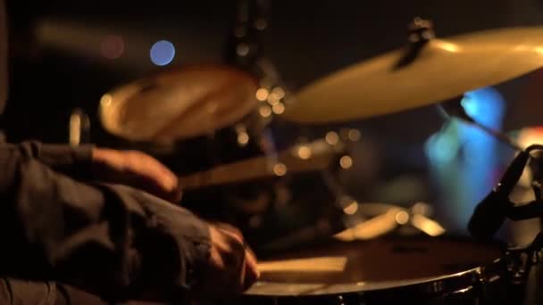Барабанщик чоловічої статі грає на барабанах на сцені крупним планом. Київ. Україна — стокове відео
