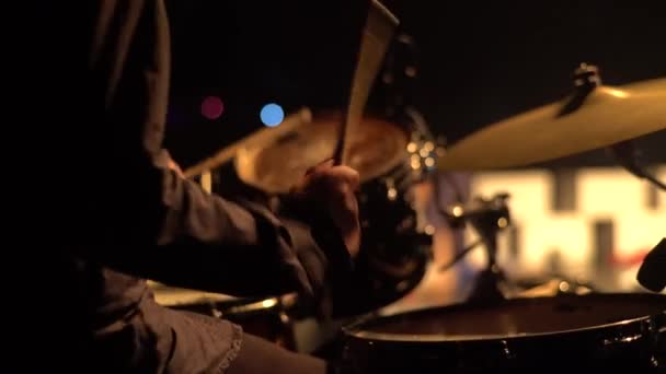 Mužský bubeník hraje na bubny na pódiu zblízka. Kyjev. Ukrajina — Stock video
