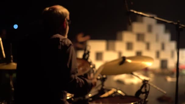 Baterista masculino tocando bateria no close-up do palco. Kiev. Ucrânia — Vídeo de Stock