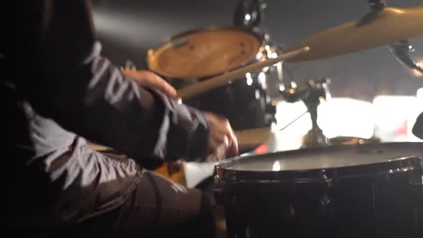 男声鼓手在舞台特写上打鼓。Kyiv 。乌克兰 — 图库视频影像