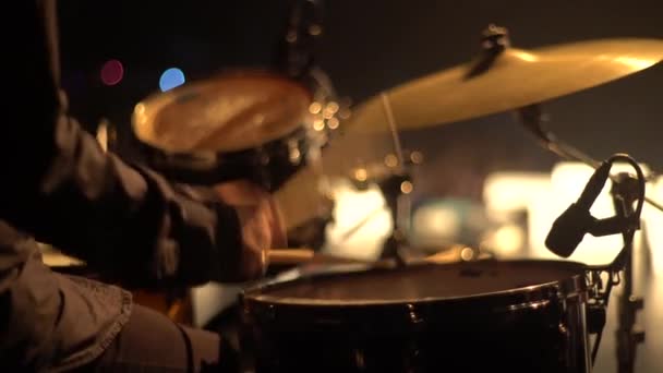 Baterista masculino tocando bateria no close-up do palco. Kiev. Ucrânia — Vídeo de Stock