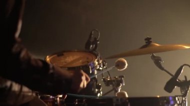 Sahnede davul çalan erkek davulcu. Kyiv. Ukrayna