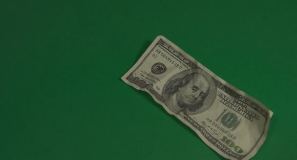 Des dollars. L'argent américain gros plan sur un fond vert hromakey. Des billets de 100 dollars. Cent dollars. . — Video