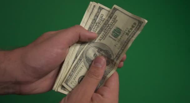 Dolarów. Amerykańskie zbliżenie pieniędzy na zielonym tle hromakey. Banknoty studolarowe. 100 dolarów.. — Wideo stockowe