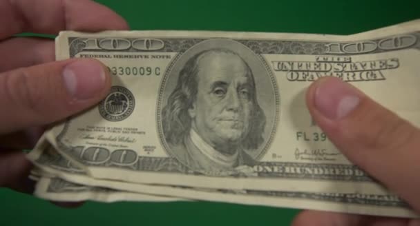 Dólares. Dinero americano de cerca sobre un fondo verde hromakey. Billetes de 100 dólares. Billetes de cien dólares . — Vídeos de Stock