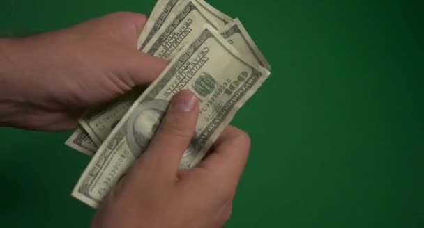 Dolarů. Americké peníze zblízka na zeleném pozadí hromakey. 100 dolarových bankovek. Stodolarové bankovky. — Stock video