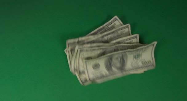 Dollars. Amerikaans geld close-up op een groene achtergrond hromakey. 100 dollar biljetten. Honderd dollarbiljetten. — Stockvideo