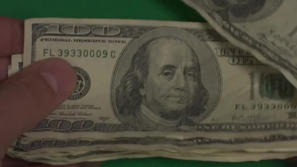 Dólares. Dinero americano de cerca sobre un fondo verde hromakey. Billetes de 100 dólares. Billetes de cien dólares . — Vídeo de stock