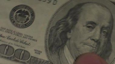 Dolar. Amerikan parası, yeşil arka plandaki hromakey 'e yakın plan. 100 dolarlık banknotlar. Yüz dolarlık banknotlar.