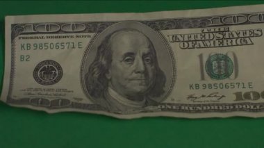 Dolar. Amerikan parası, yeşil arka plandaki hromakey 'e yakın plan. 100 dolarlık banknotlar. Yüz dolarlık banknotlar.