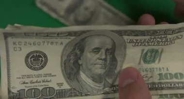 Dolar. Amerikan parası, yeşil arka plandaki hromakey 'e yakın plan. 100 dolarlık banknotlar. Yüz dolarlık banknotlar.