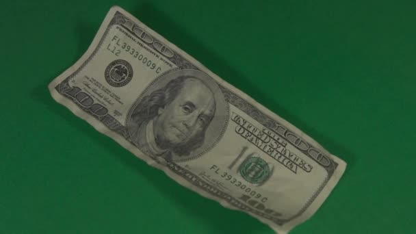 Δολάρια. Αμερικάνικα χρήματα κοντά σε ένα πράσινο φόντο hromakey. Χαρτονομίσματα των 100 δολαρίων. Χαρτονομίσματα των 100 δολαρίων. — Αρχείο Βίντεο