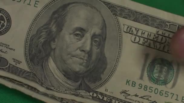Dolar. Amerikan parası, yeşil arka plandaki hromakey 'e yakın plan. 100 dolarlık banknotlar. Yüz dolarlık banknotlar. — Stok video