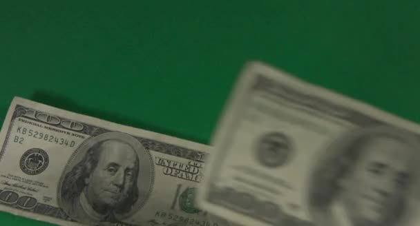 Dollars. Amerikaans geld close-up op een groene achtergrond hromakey. 100 dollar biljetten. Honderd dollarbiljetten. — Stockvideo