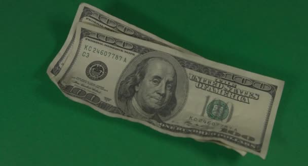 Dolarů. Americké peníze zblízka na zeleném pozadí hromakey. 100 dolarových bankovek. Stodolarové bankovky. — Stock video