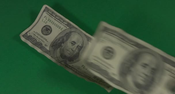 Dollar. Amerikanska pengar närbild på en grön bakgrund hromakey. 100-dollarsedlar. Hundra dollarsedlar. — Stockvideo