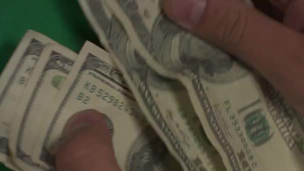 Dólares. Dinheiro americano close-up em um fundo verde hromakey. Notas de 100 dólares. Cem notas de dólar . — Vídeo de Stock