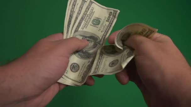 Dollar. Amerikanska pengar närbild på en grön bakgrund hromakey. 100-dollarsedlar. Hundra dollarsedlar. — Stockvideo