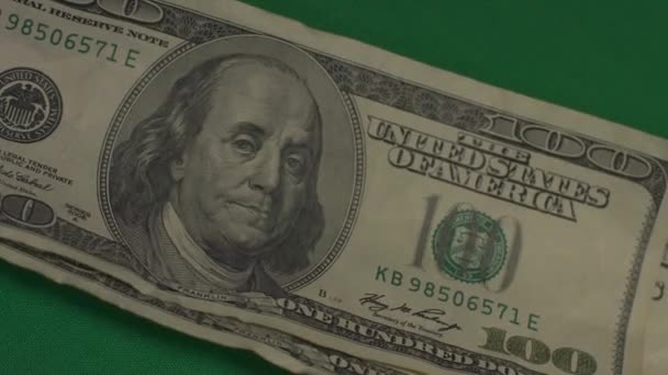 Dollar. Amerikanska pengar närbild på en grön bakgrund hromakey. 100-dollarsedlar. Hundra dollarsedlar. — Stockvideo